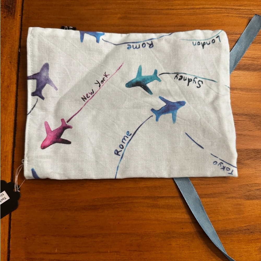 🏷️🏷️Women’s Travel-Themed Pouch - Multicolor NWT